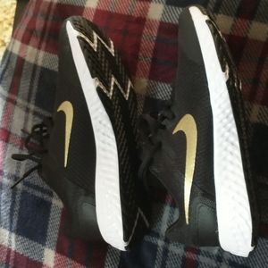 Boys size 6 wide Nike tennis shoes